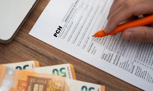 Un dossier PCH et des billets en euros.