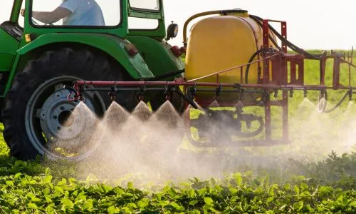 Tracteur pulv&eacute;risant des pesticides sur un champ de soja