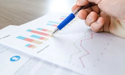 Gros plan d'une feuille de calcul d'enqu&ecirc;te