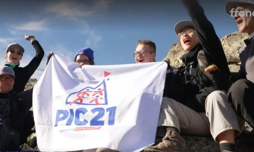 capture d&rsquo;&eacute;cran du reportage de France T&eacute;l&eacute; sur les quatre jeunes au sommet