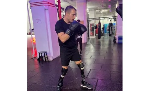 Pierre-Mickaël Hugues s’entraîne dans une salle de boxe à New York.