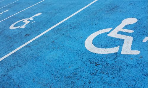 Place de parking privée : plus cher en cas de handicap?