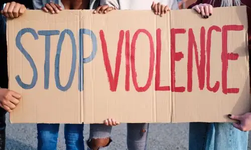 des ersonnes brandissent une pancarte stop violence