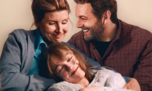 Andrew et Nicci font un câlin à leur fille Marnie.