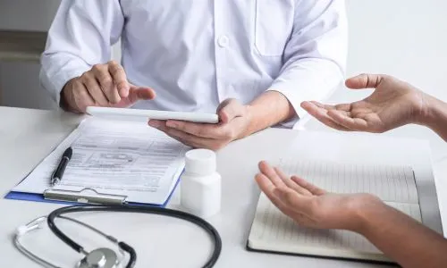 M&eacute;decin consultant un patient et examinant son &eacute;tat de sant&eacute;