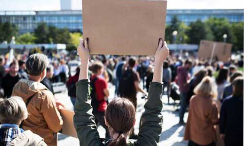 Précarité : les AESH en manif, la colère gronde 