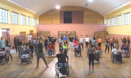 Illustration article En fauteuil, il enseigne la zumba dans le monde entier