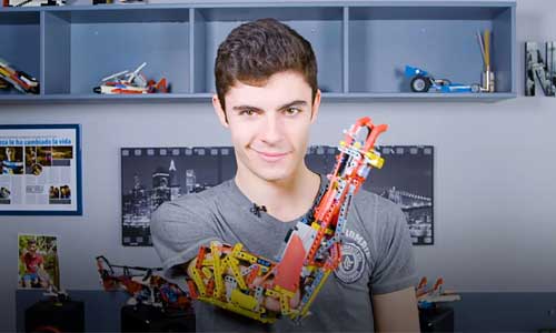 Prothèse en Lego: la folle idée de David, né sans avant-bras