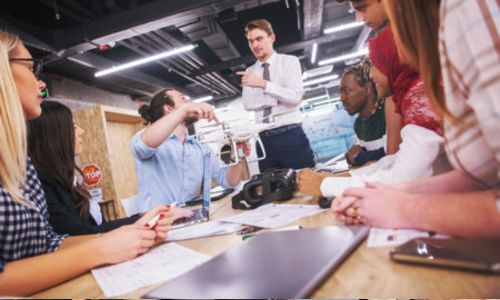 Groupe d’étudiants discutant autour d’une table.