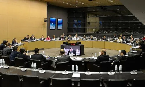 Des députés en pleine commission d’enquête, placés en rond.