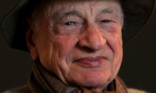 Edgar Morin, souriant, avec un chapeau
