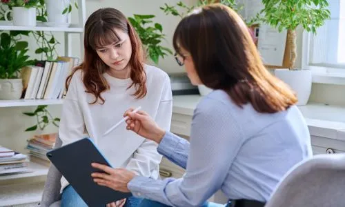 Adolescente en s&eacute;ance avec un professionnel de la sant&eacute; mentale