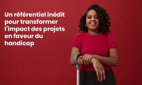 Jeune femme souriante sur fond rouge