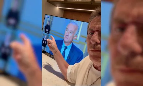Jean-Luc Reichmann montre, sur son &eacute;cran de t&eacute;l&eacute;vision et du bout du doigt, les