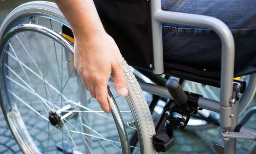 Un homme sur un fauteuil roulant.