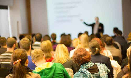 des &eacute;tudiants en cours dans un amphi