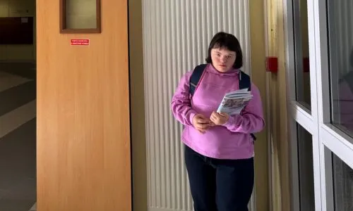 Marine dans les couloirs d’un établissement scolaire.