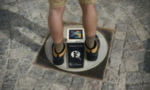 Un jeune homme aveugle se tient debout sur la dalle con&ccedil;ue par VisitFlanders