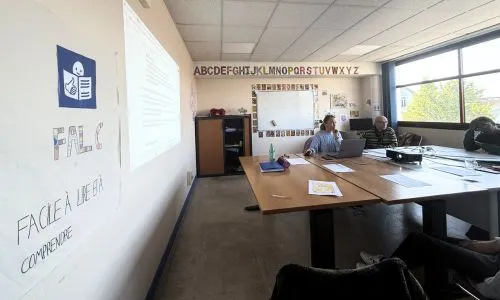 Les travailleurs d’ESAT et la monitrice FALC autour d’une table.