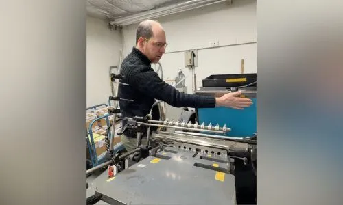 Pages de livre en braille en cours d&rsquo;embossage.