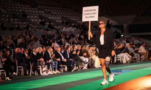Pauline Déroulène défile en short et veste à Roland-Garros.
