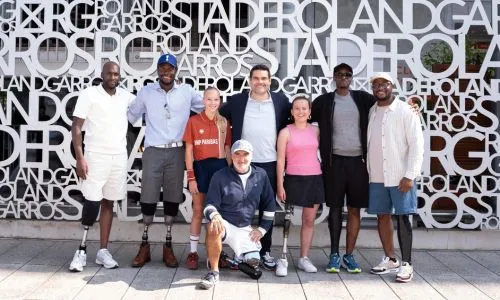 Matthieu Lartot et d’autres personnalités amputées devant Roland-Garros.