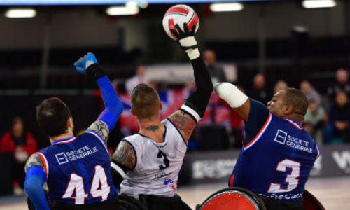 Des joueurs de rugby fauteuil s’affrontent lors d’un match