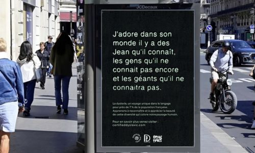 Une affiche « certified dyslexic » placardée sur un arrêt de bus en ville.