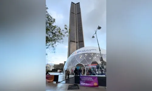 Le dôme sur le parvis de la gare Montparnasse à Paris.