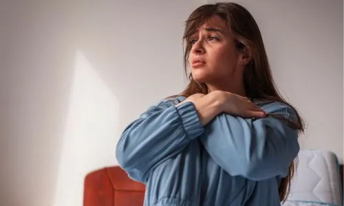 Jeune fille en pleurs