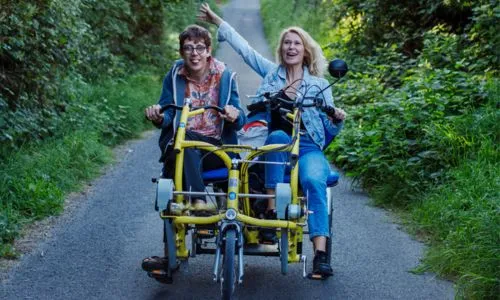 Sarah Moon Howe et son fils Jack sur un vélo adapté sur une route de campagne.