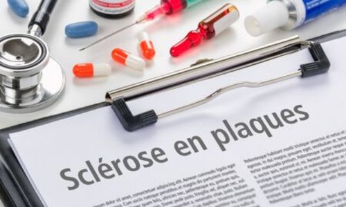 Un rapport sur lequel est écrit "sclérose en plaques" entouré de médicaments.