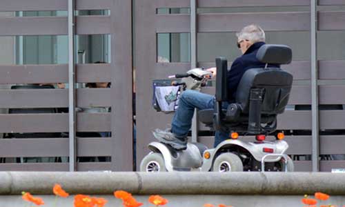 Illustration article Les scooters PMR privés de transport en commun ? 