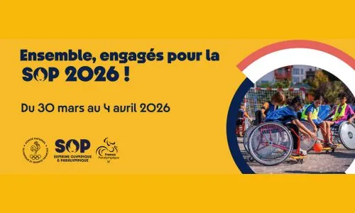 Affiche de la SOP : des jeunes pratiquent du basket fauteuil dans la cour.