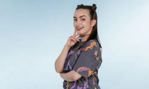 Portrait de Nélia Keciri, souriante.