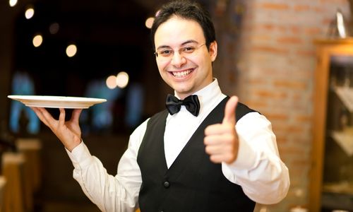 Ces serveurs saluent en LSF au restaurant d'entreprise 