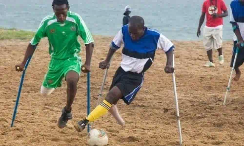 Joueurs de foot avec des béquilles