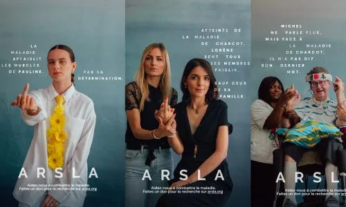Affiches de la campagne : les patients et leurs proches font un doigt à la SLA.