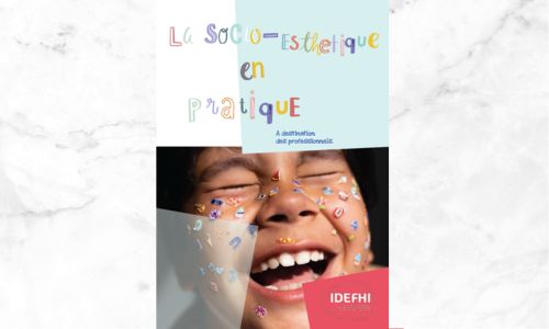 Couverture du livret avec photo d'un enfant, le visage couvert de gommettes.