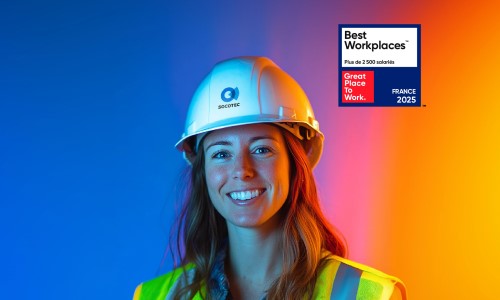 femme souriante travaillant chez Socotec