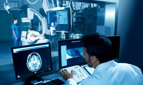 Un radiologue examine la radio du cerveau d’un patient.