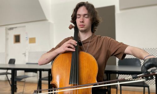 Soni joue du violoncelle, les yeux fermés.