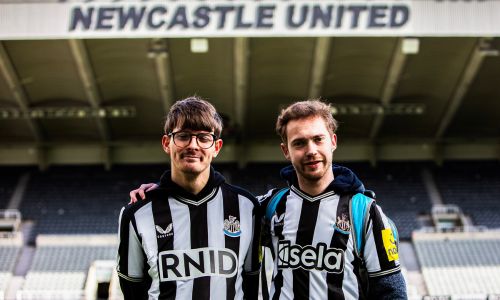 David et Ryan portent leur maillot haptique dans le stade du Newcastle United