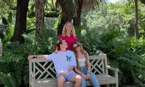 Virginie Delalande et ses deux enfants dans un parc.