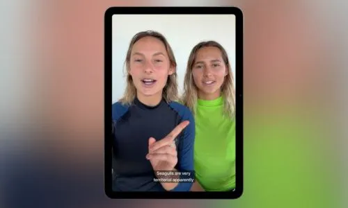 Deux femmes qui apparaissent sur une tablette
