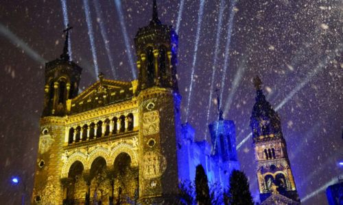 Photo de la basilique Fourvière de Lyon illuminée.