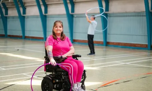 femme sportive en fauteuil dans un gymnase