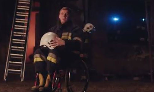 Illustration article Un spot burlesque : handicapés, tous pompiers ? 