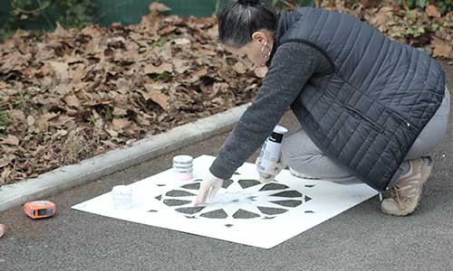 Illustration article En mode street-art, elle décore les stationnements handicap