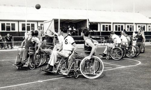 Vieille photo noir et blanc avec des joueurs de basket en fauteuil roulant